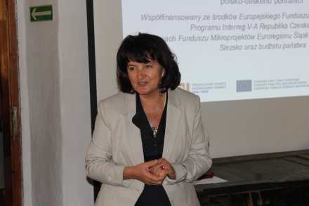 Kierownik Muzeum Beskidzkiego wita przybyłych gości